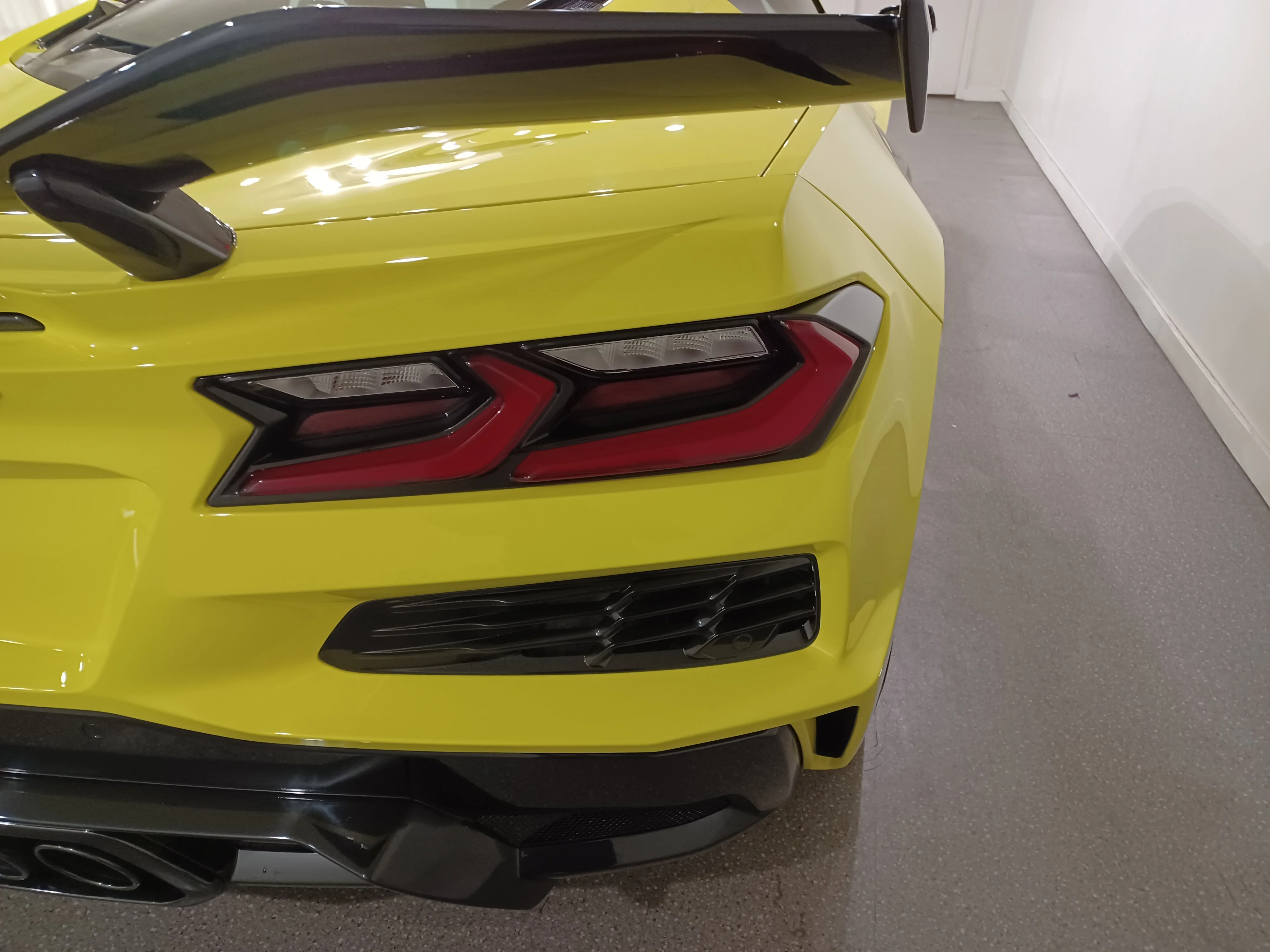 Certified Used 2023 Yellow Chevrolet Z06 3LZ*NO LUX TAX! | 670HP! | Carbon Ceramic Brakes | Z07 Suspension | High Wing Spoiler | Stealth image 21