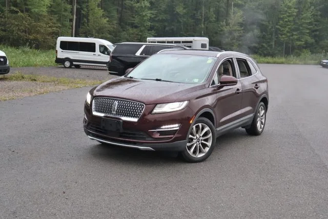 Used 2019 Red Lincoln Select image 1