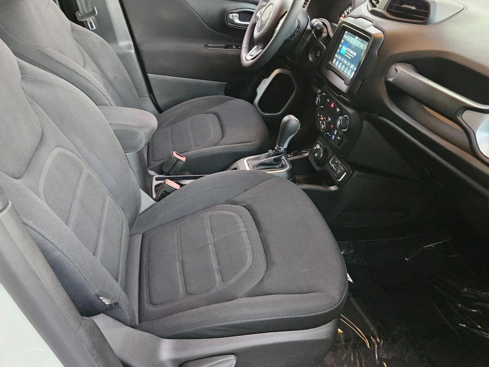 Used 2019 Alpine White Clearcoat Jeep Latitude image 19