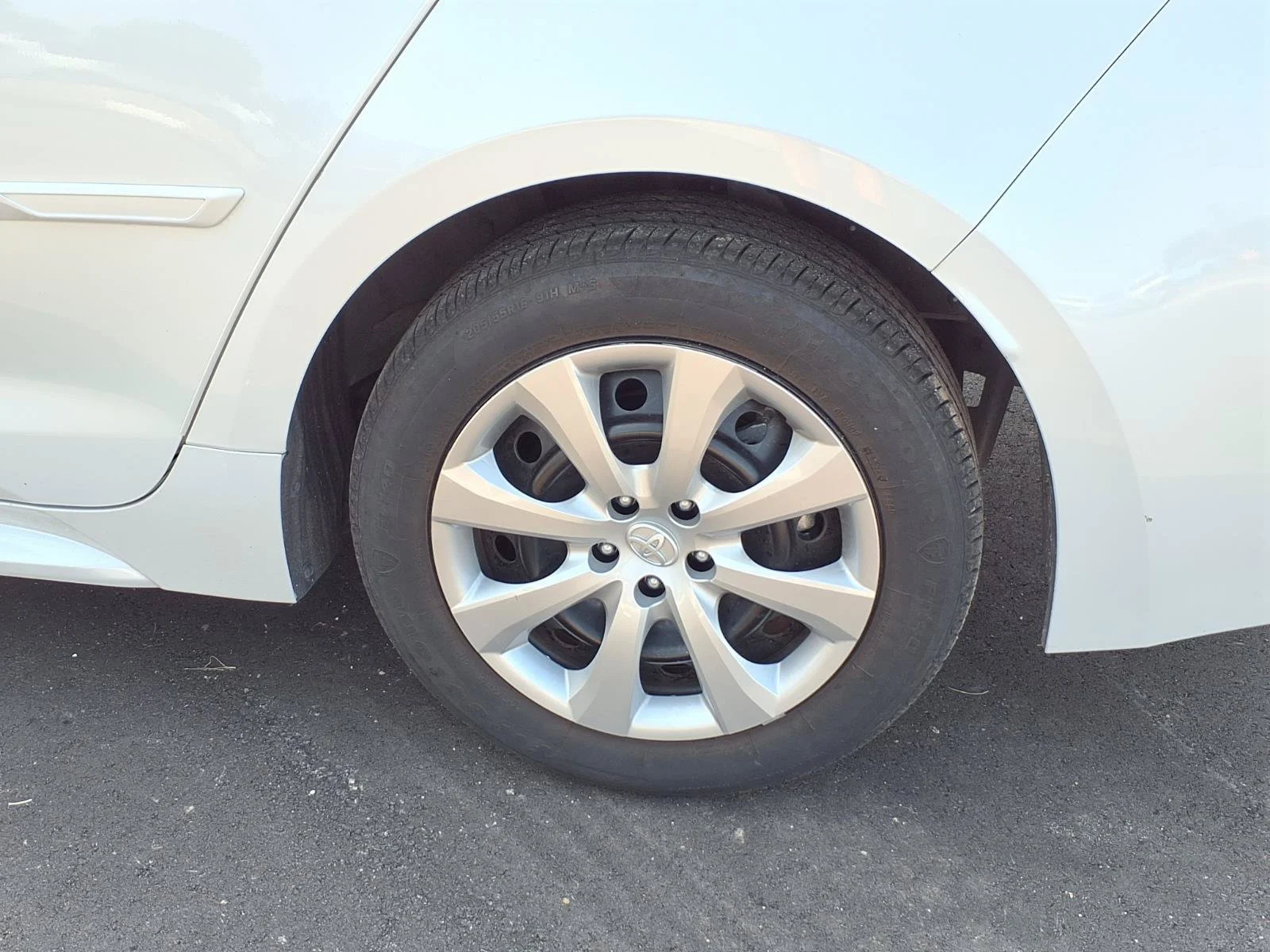 Certified Used 2025 Pearl Toyota LE image 19