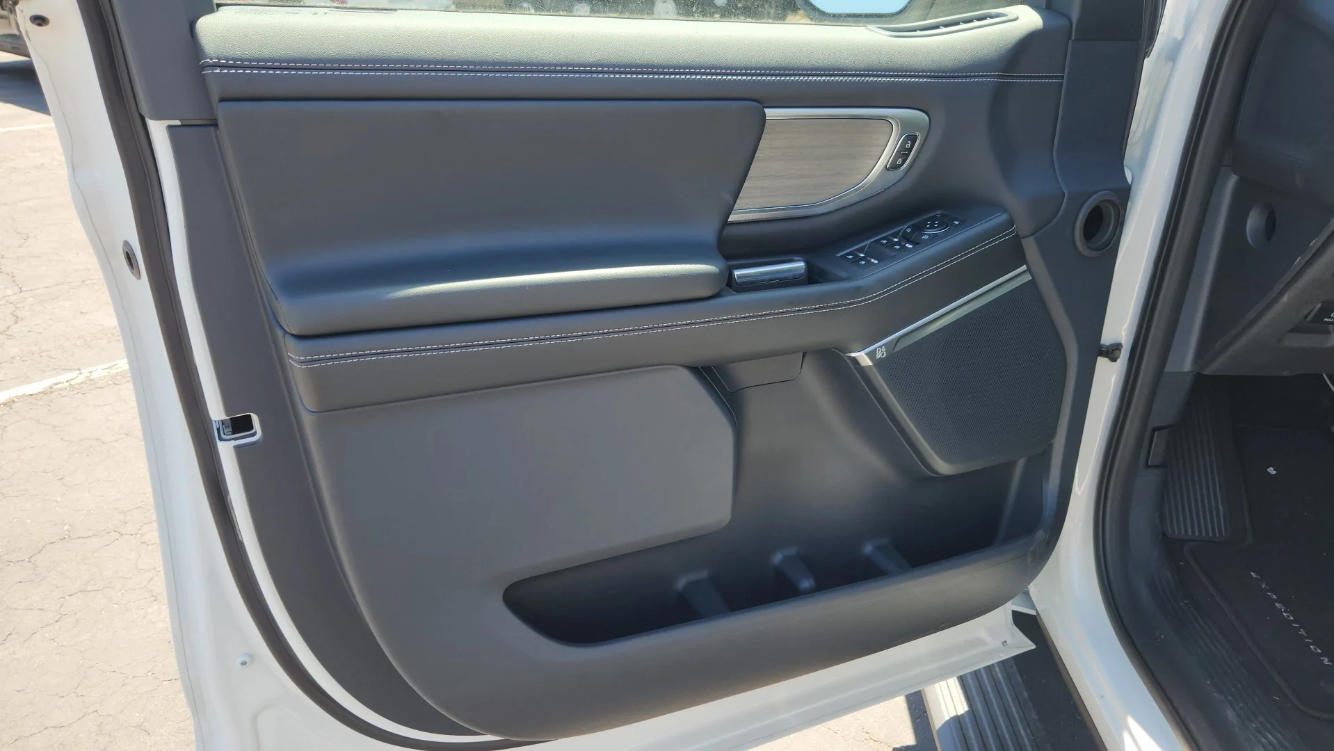 New 2026 Star White Metallic Tri-Coat Ford Platinum image 12