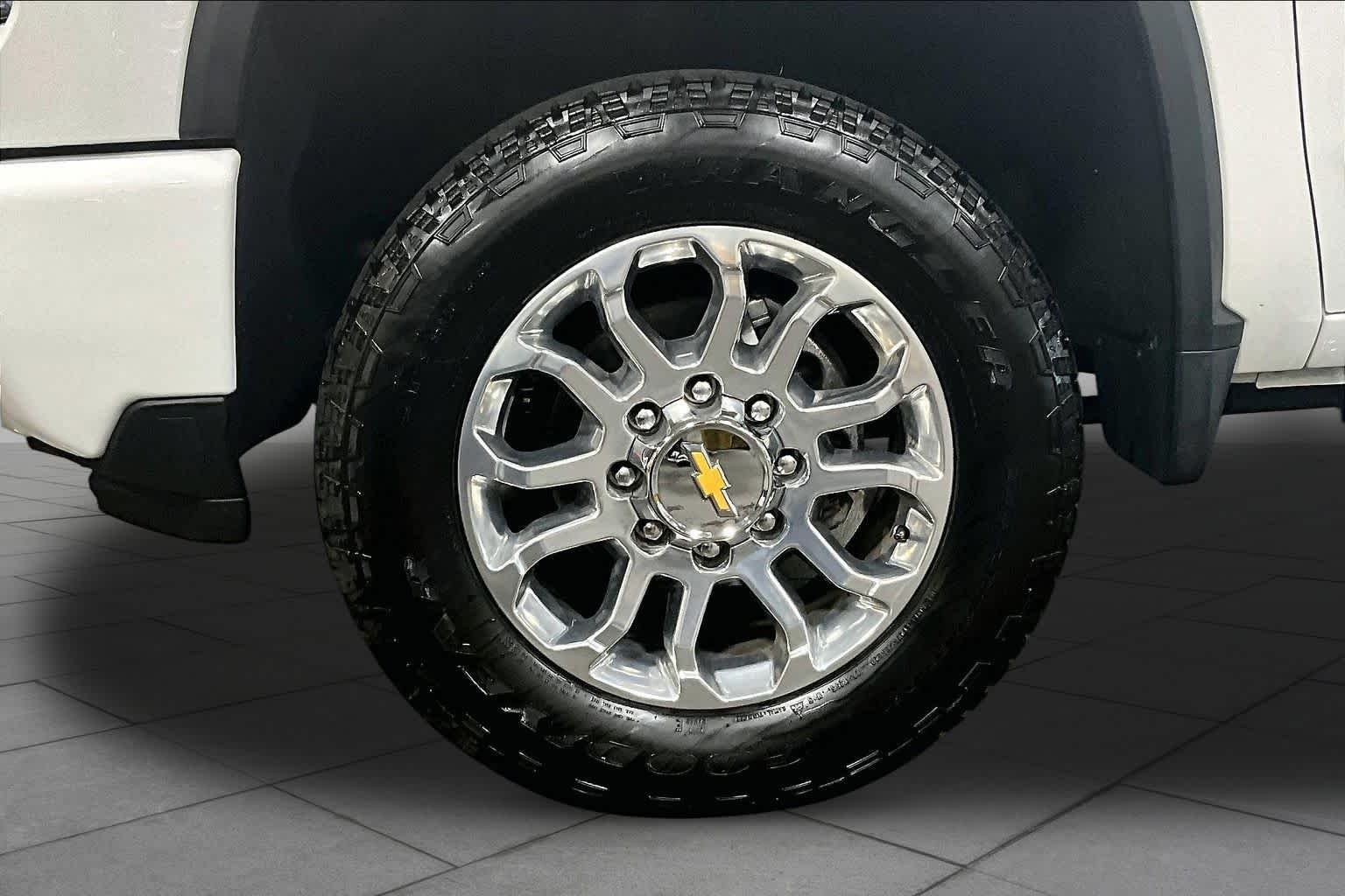 Used 2025 Summit White Chevrolet LT image 11