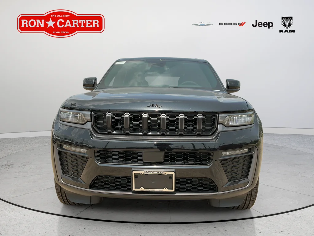 New 2026 Diamond Black Crystal Pearl-Coat Exterior Paint Jeep Limited image 2