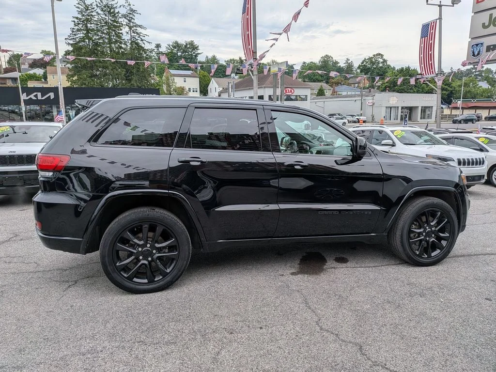 Used 2022 Black Jeep Laredo X image 5