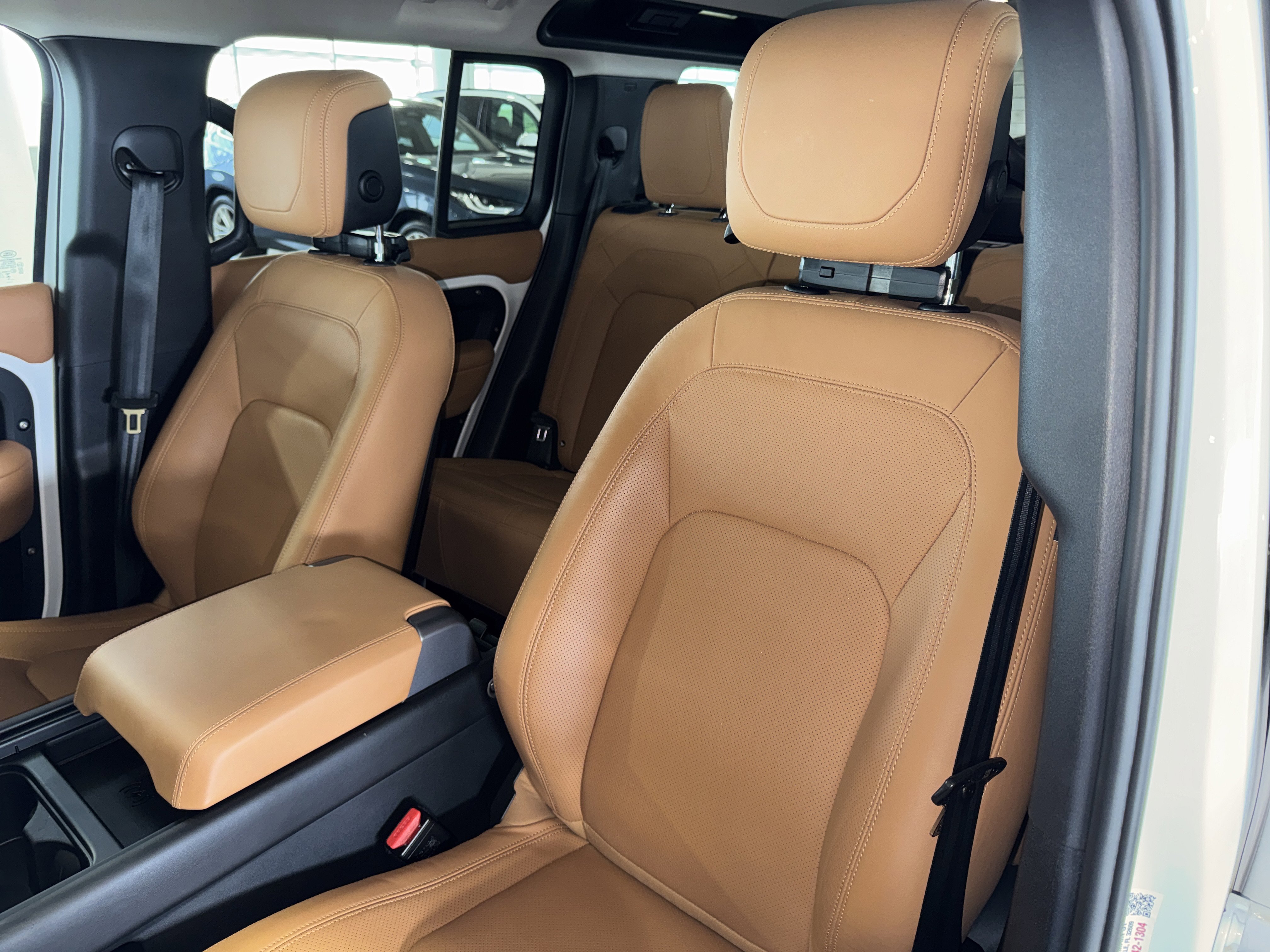 Used 2024 Fuji White Land Rover SE image 33