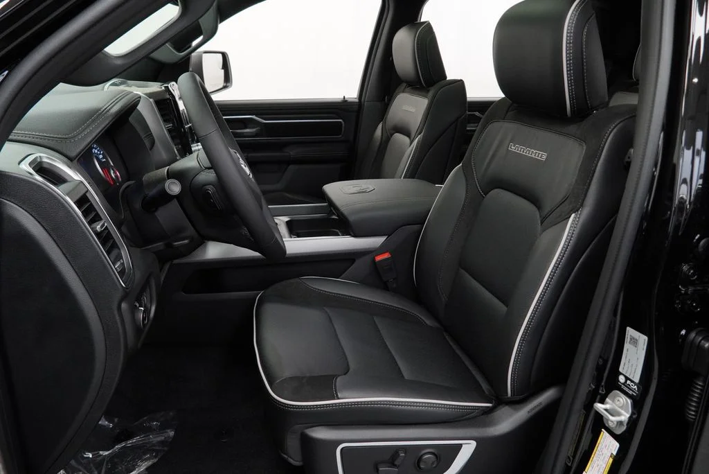 New 2027 Diamond Black Crystal Pearl-Coat Exterior Paint RAM Laramie image 15