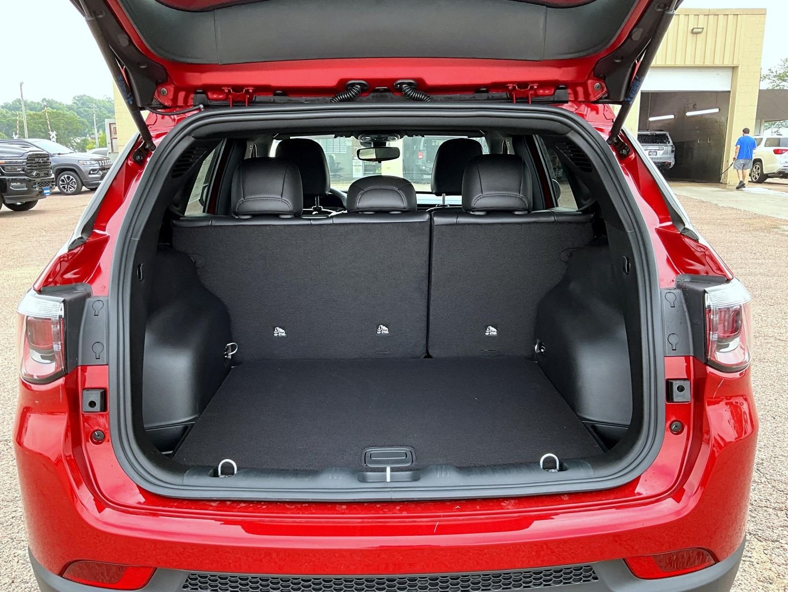New 2026 Red Hot Pearl-Coat Exterior Paint Jeep Latitude image 9