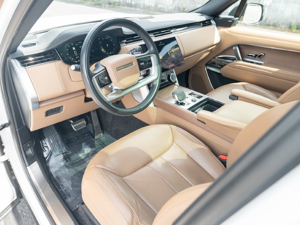 Used 2023 White Land Rover SE image 13