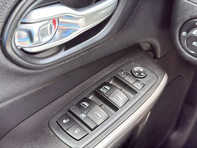 Used 2019 Gray Jeep Latitude Plus image 25