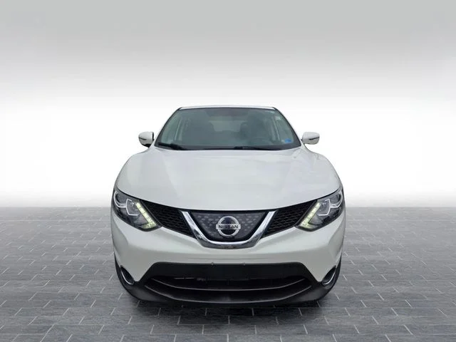 Used 2018 White Nissan  image 2