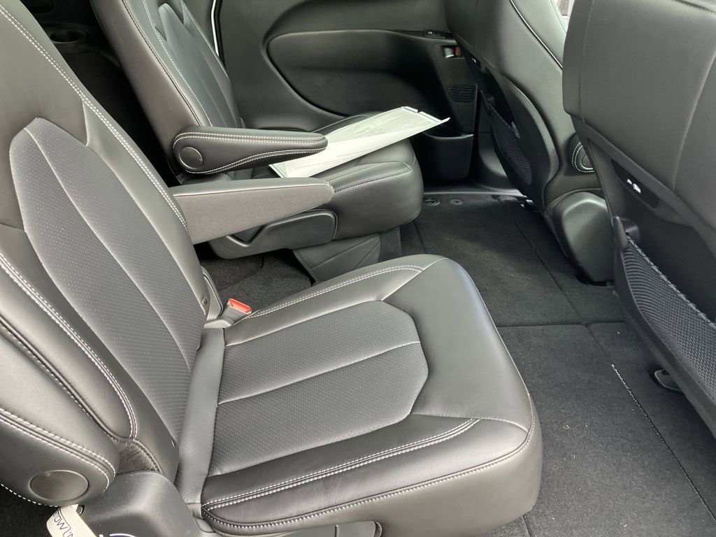 2026 Chrysler Pacifica Select - Photo 37