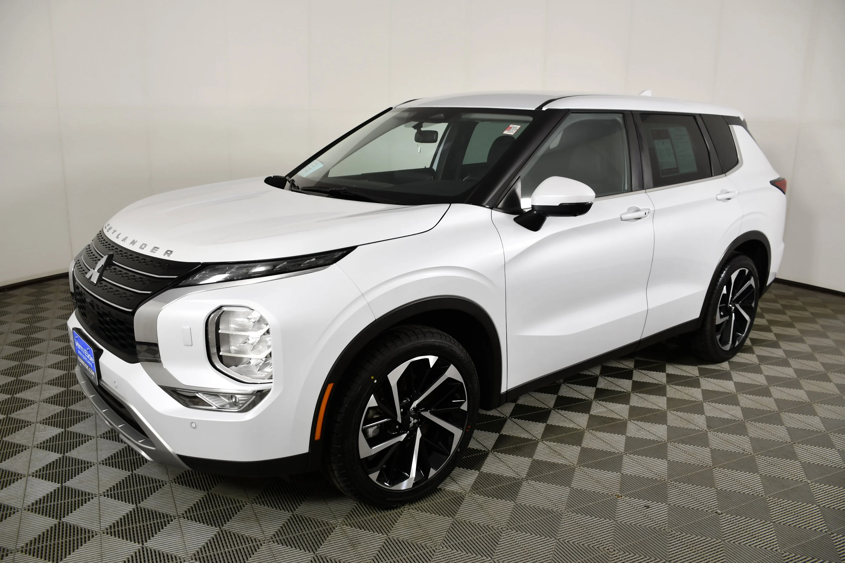 Certified Used 2023 White Diamond Mitsubishi SE image 10