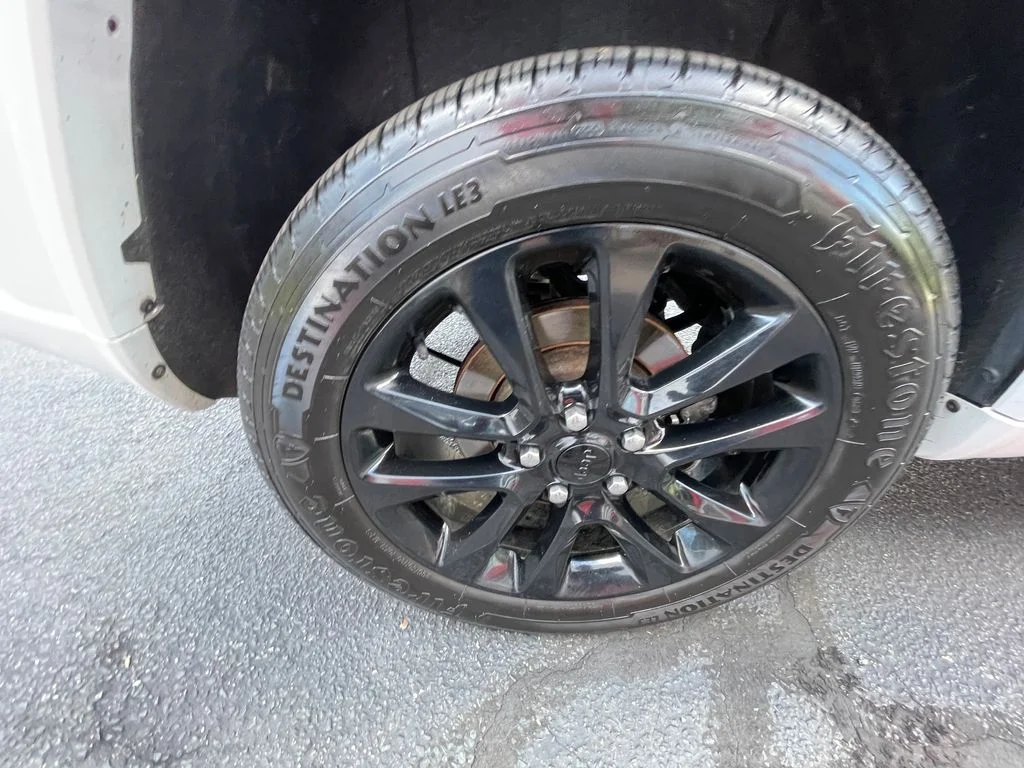 Used 2022 White Jeep Laredo X image 30
