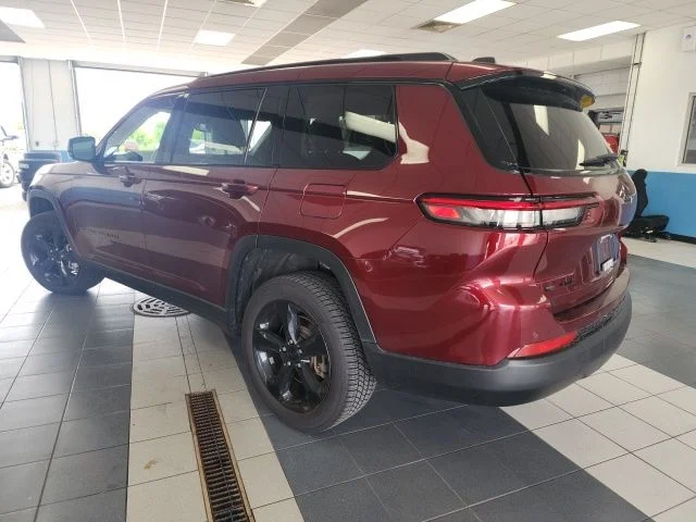 Used 2023 Velvet Jeep Limited image 5
