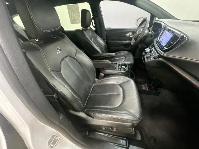 Used 2022 White Chrysler Touring L image 28