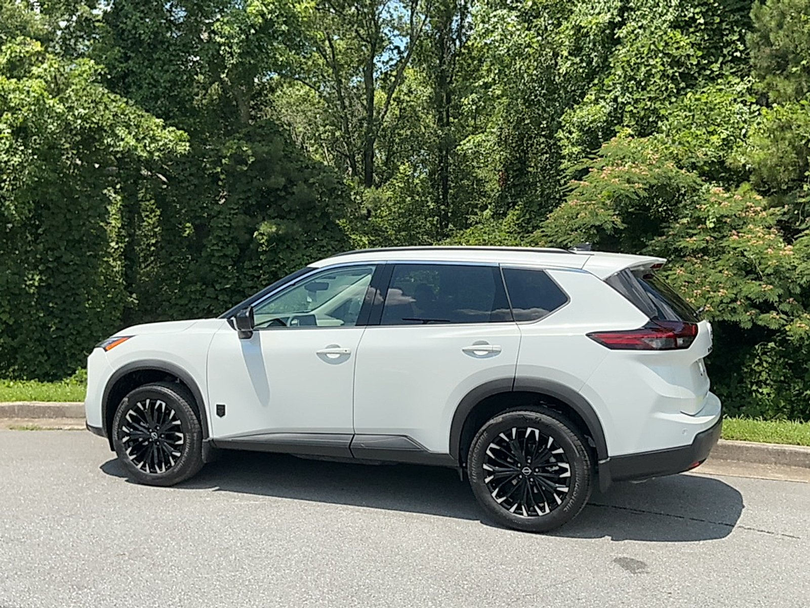 New 2026 Everest White Pearl Tricoat Nissan Dark Armor image 3
