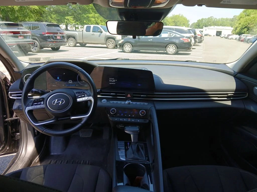 Used 2023 Black Hyundai SEL image 24