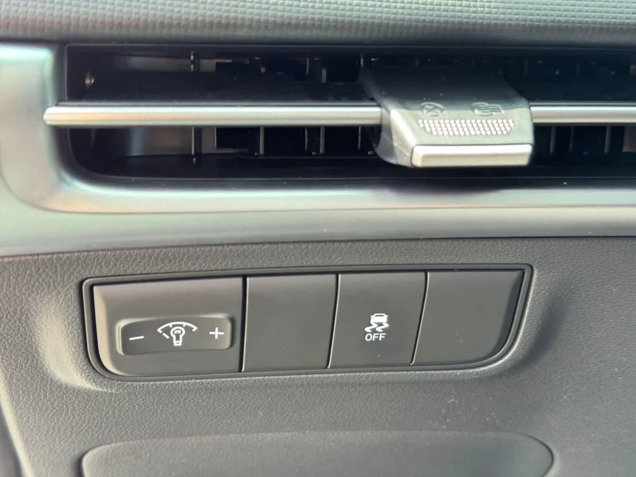New 2026 White Hyundai SE AWD image 13