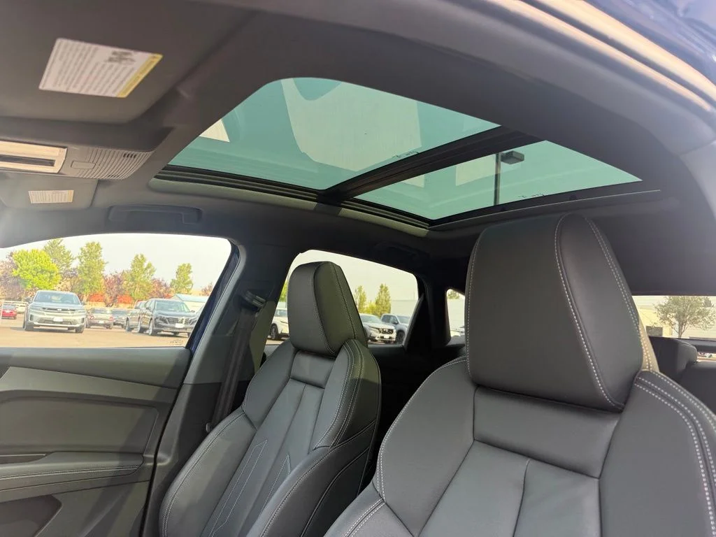 Used 2023 Navarra Blue Metallic Audi Premium image 18