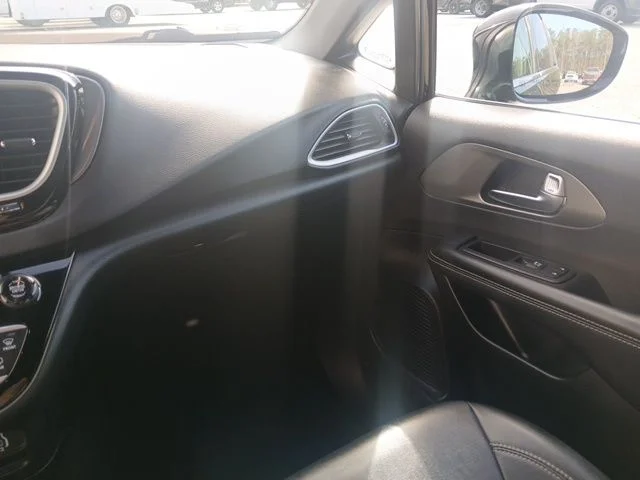 Used 2025 Black Chrysler Select image 33