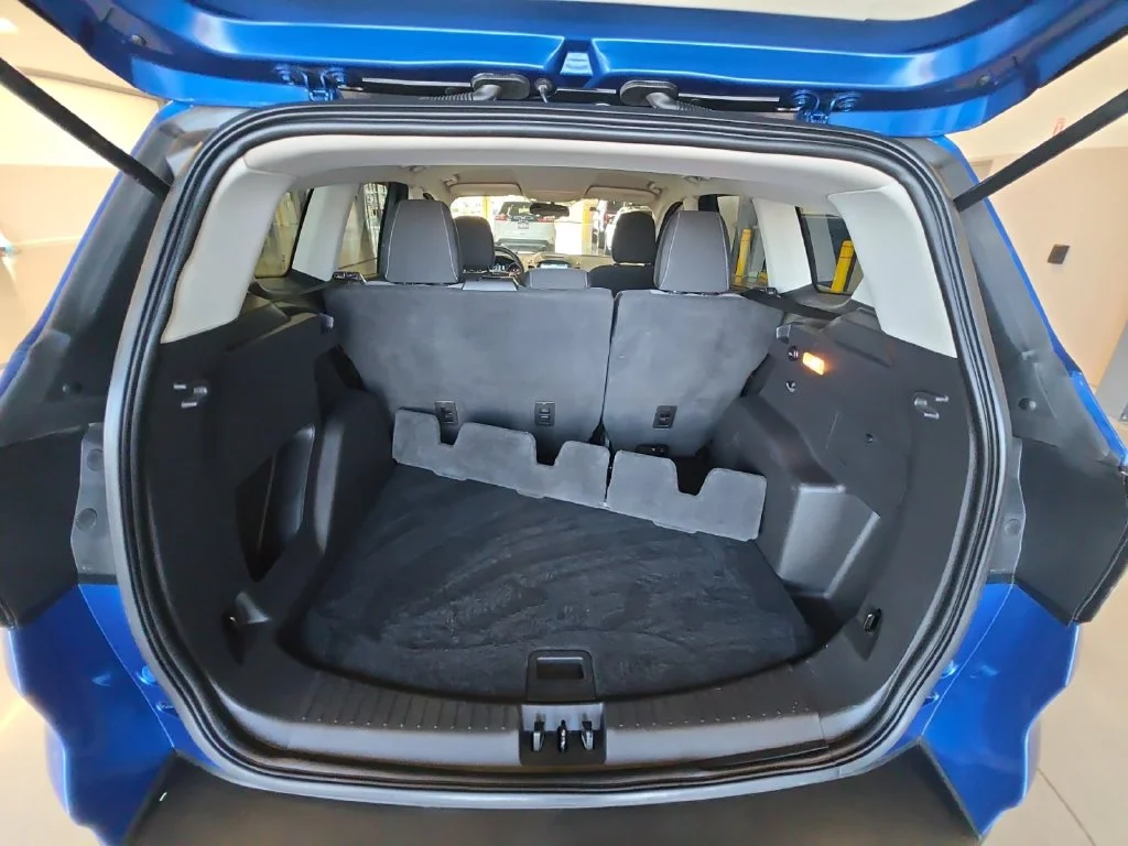 Used 2018 Blue Ford SE image 29
