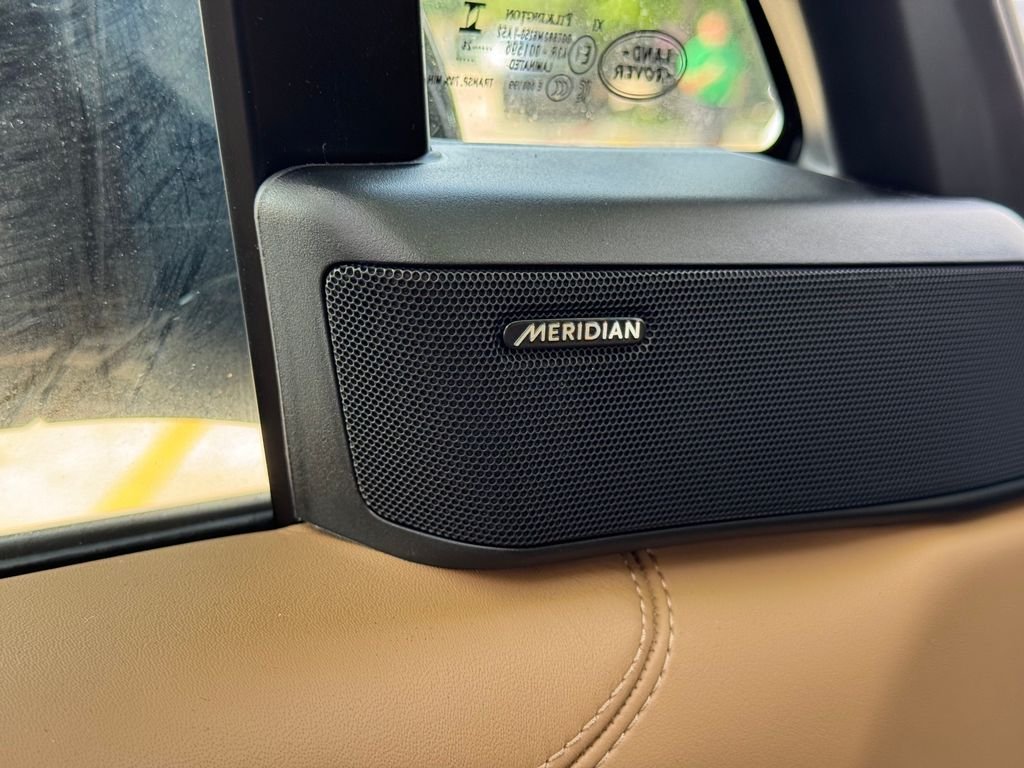 New 2026 Belgravia Green Metallic Land Rover SE image 12