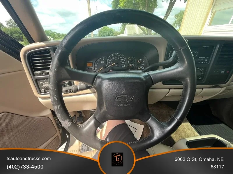 Used 2001 Black Chevrolet Sport Utility 4D image 17