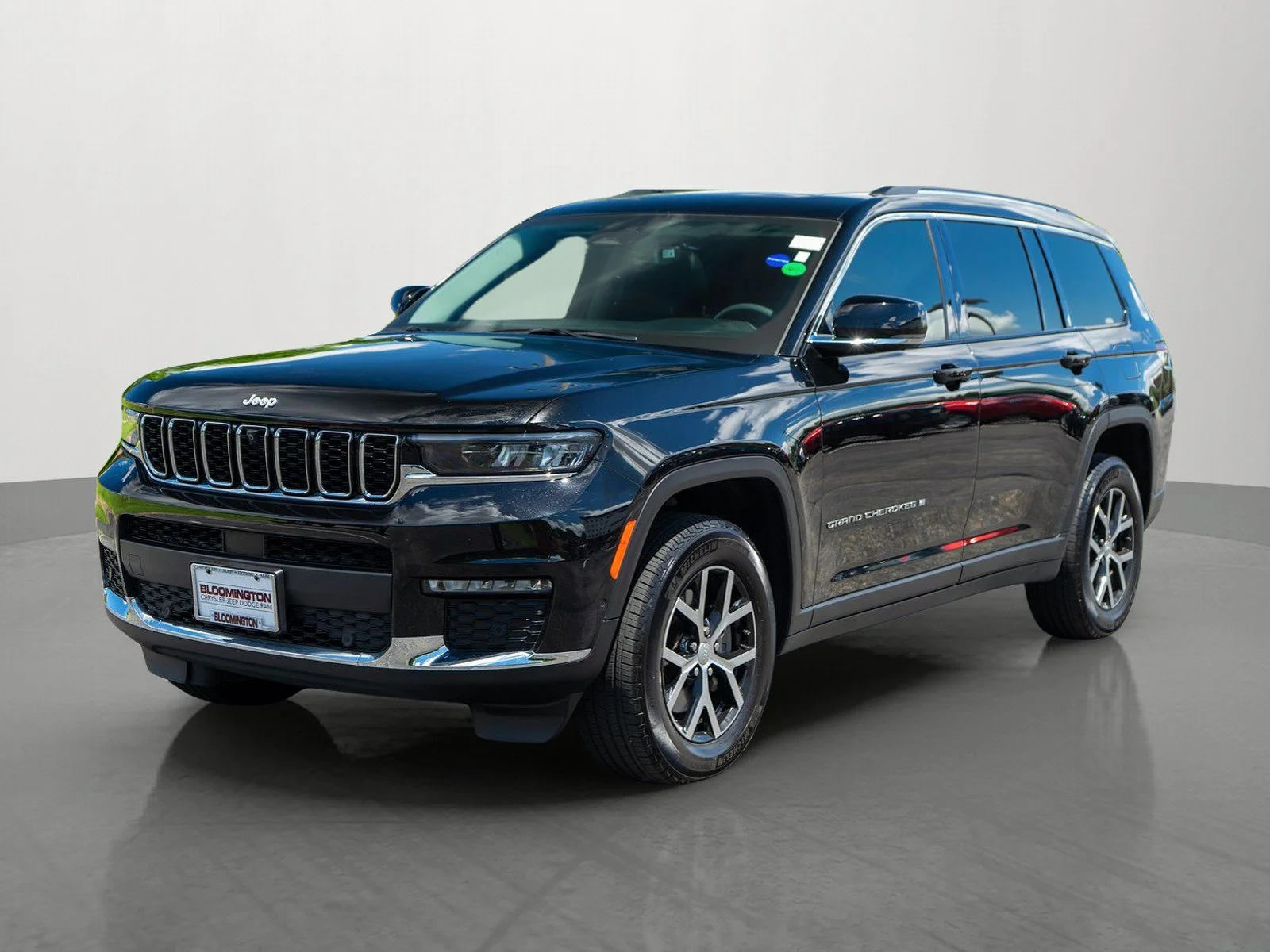 Used 2023 Diamond Black Crystal Pearlcoat Jeep Limited image 3