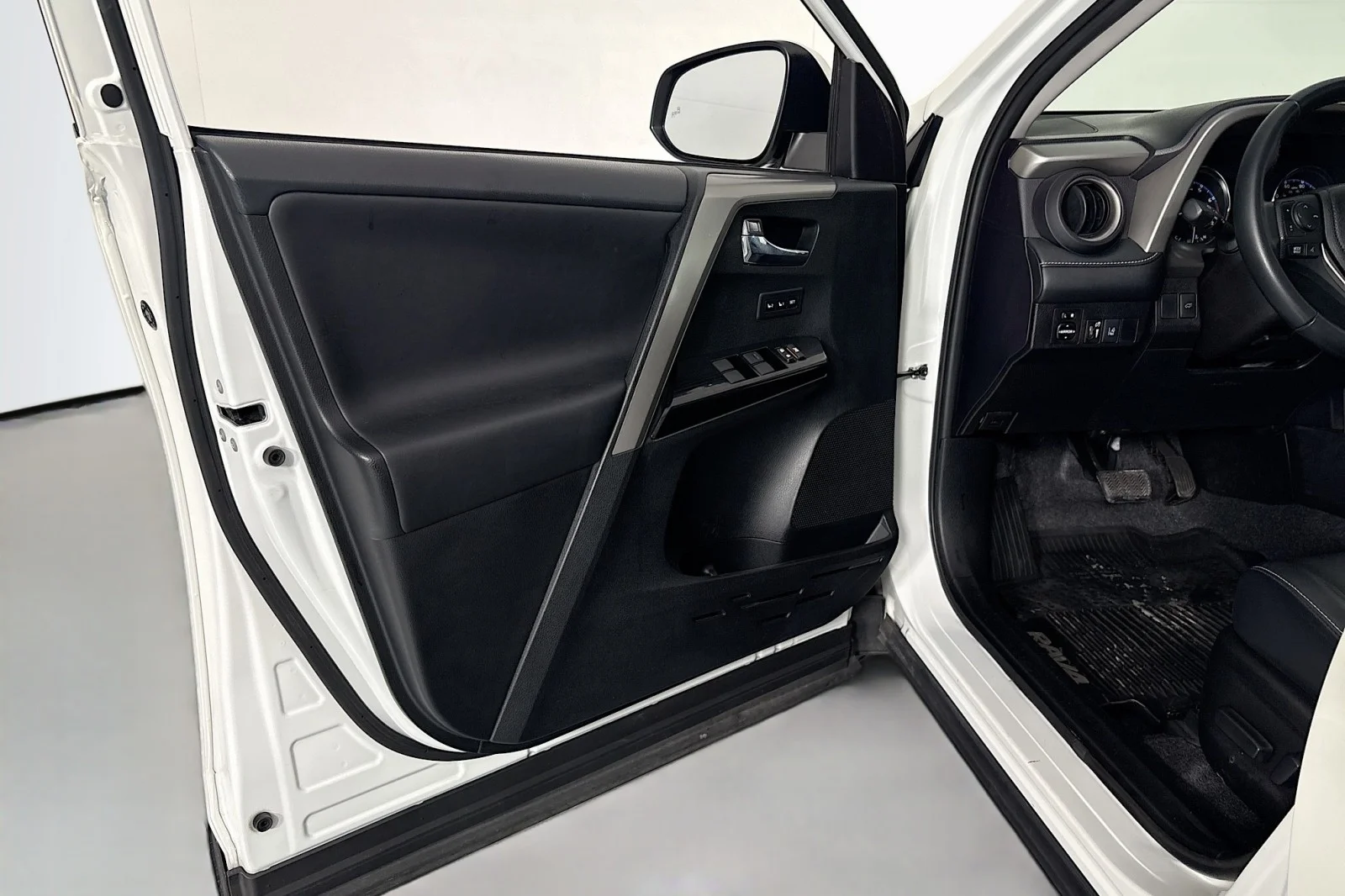 Used 2017 Blizzard Pearl Toyota Limited image 21