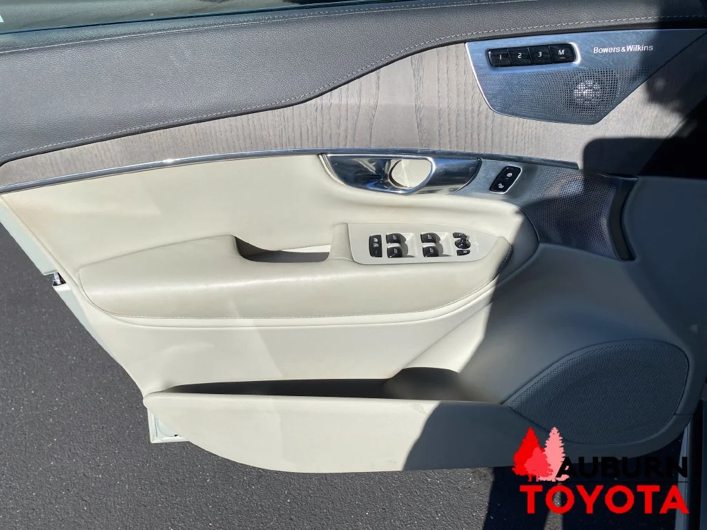 Used 2020 Birch Light Metallic Volvo T8 Inscription image 9