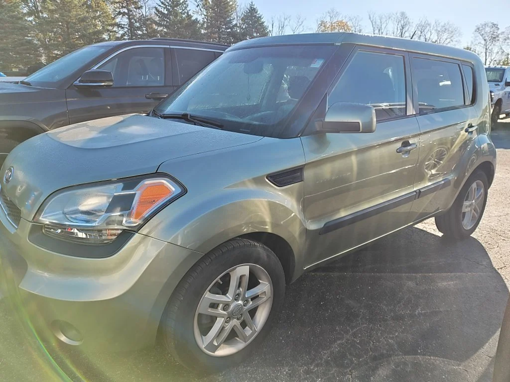 Used 2011 Green Kia Plus image 1