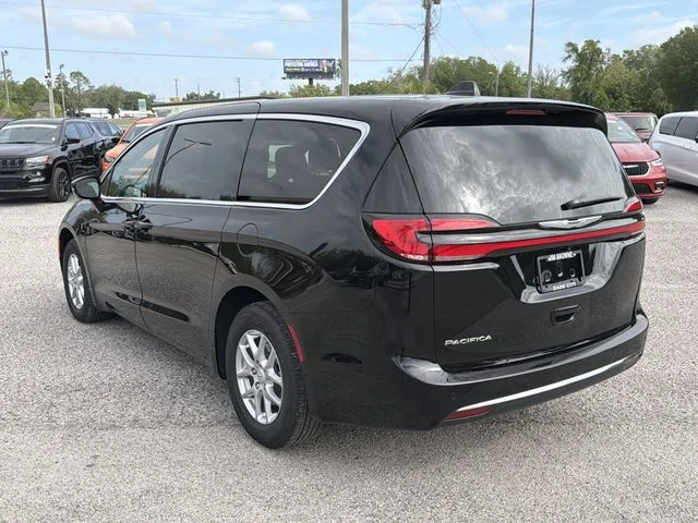 New 2026 Diamond Black Crystal Pearl-Coat Exterior Paint Chrysler Select image 6