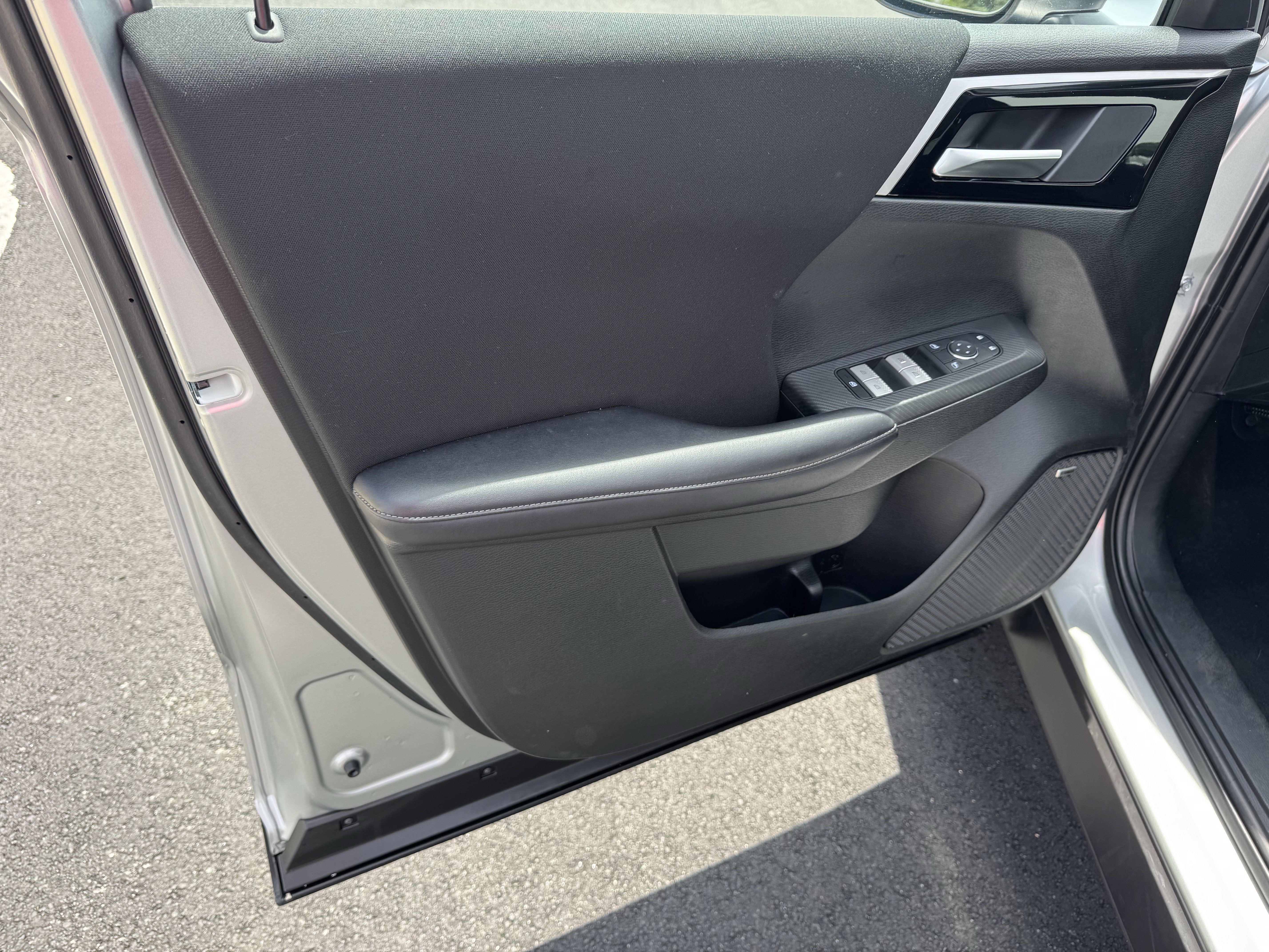 Used 2025  Mitsubishi ES image 10