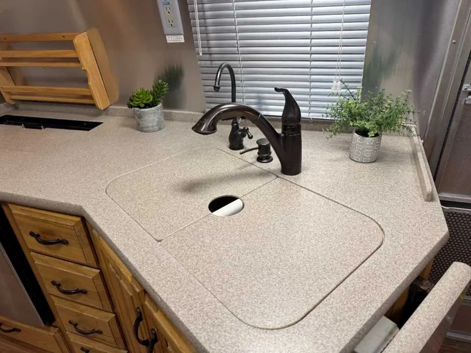 Used 2011 SILVER AIRSTREAM  image 16