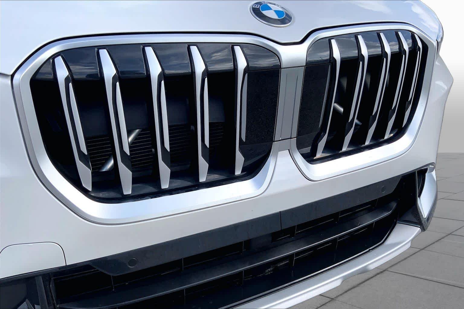 Used 2026 Mineral White Metallic BMW xDrive28i image 29
