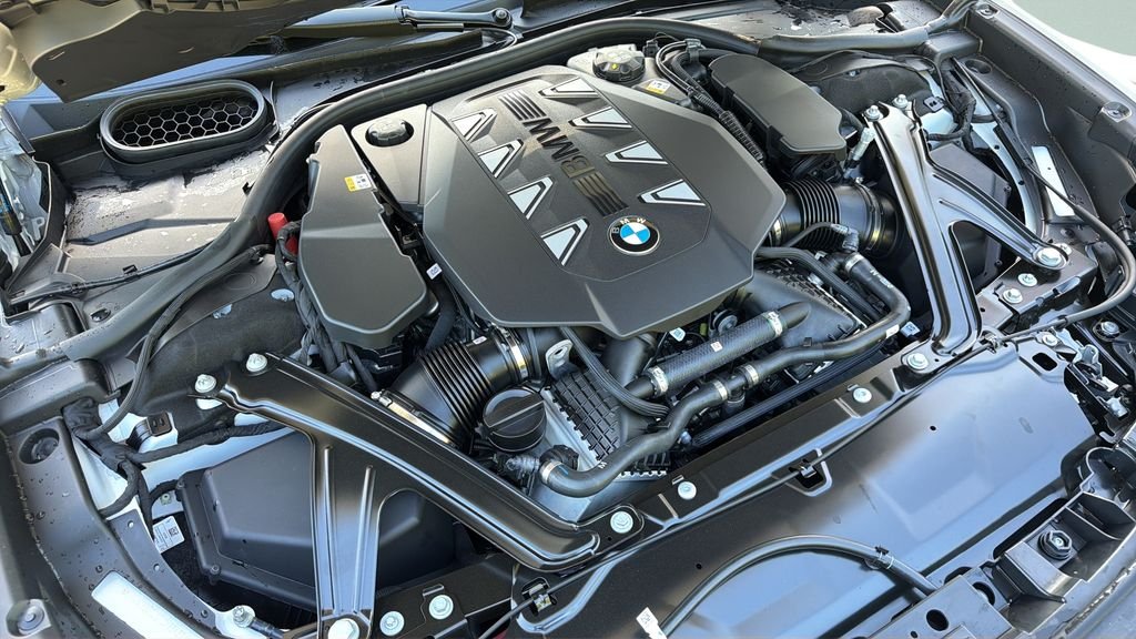 New 2026 Mineral White Metallic BMW 760i xDrive image 32