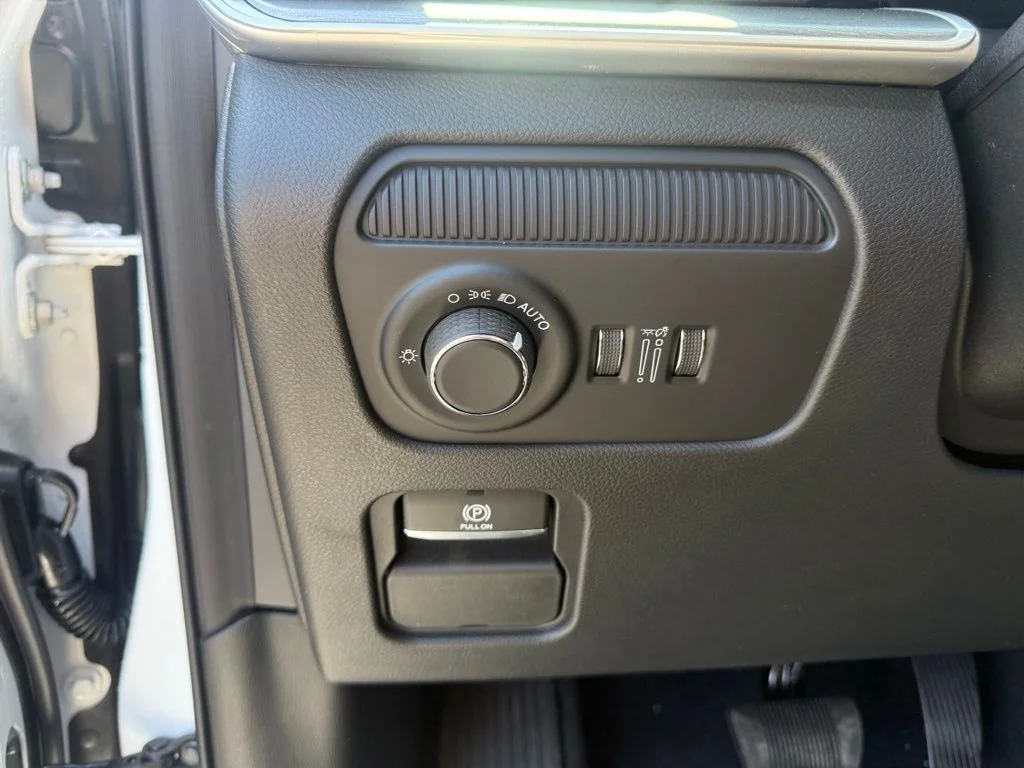 New 2026 Bright White Clear-Coat Exterior Paint Jeep  image 14