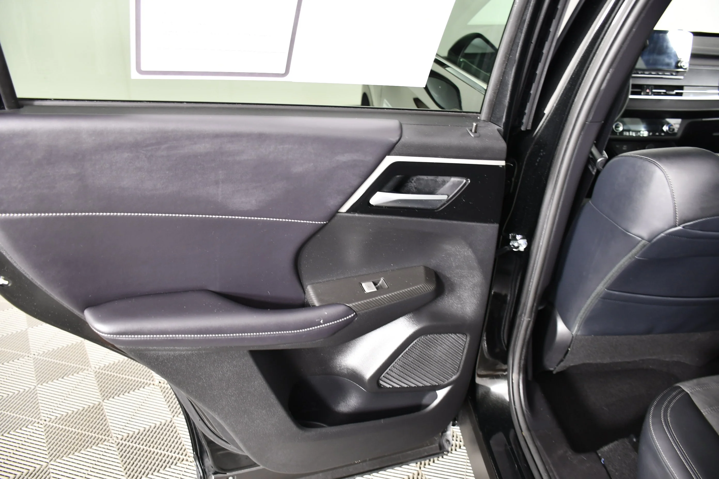 Certified Used 2025 Black Diamond Mitsubishi SE image 46