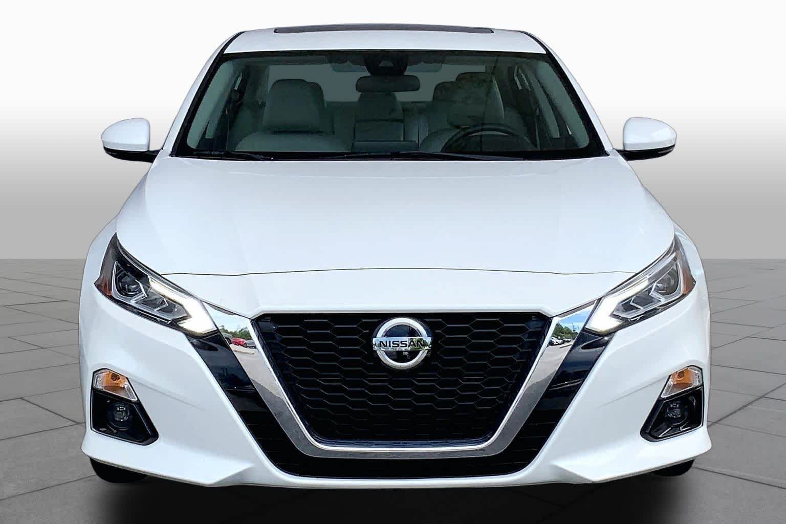 Used 2022 Pearl White Tricoat Nissan 2.5 SL image 4