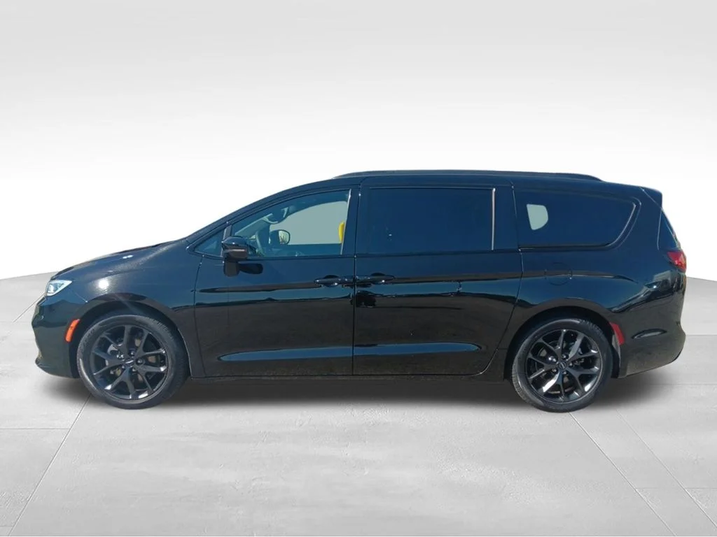 Used 2025 Diamond Black Crystal Pearlcoat Chrysler Limited image 4