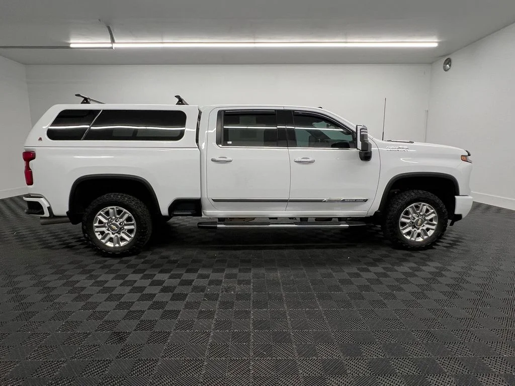 Used 2024 Summit White Chevrolet High Country image 7