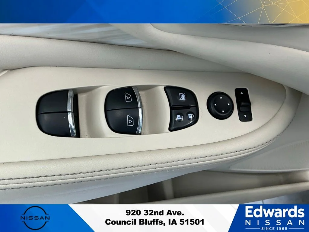 Used 2018 Red Nissan SL image 23