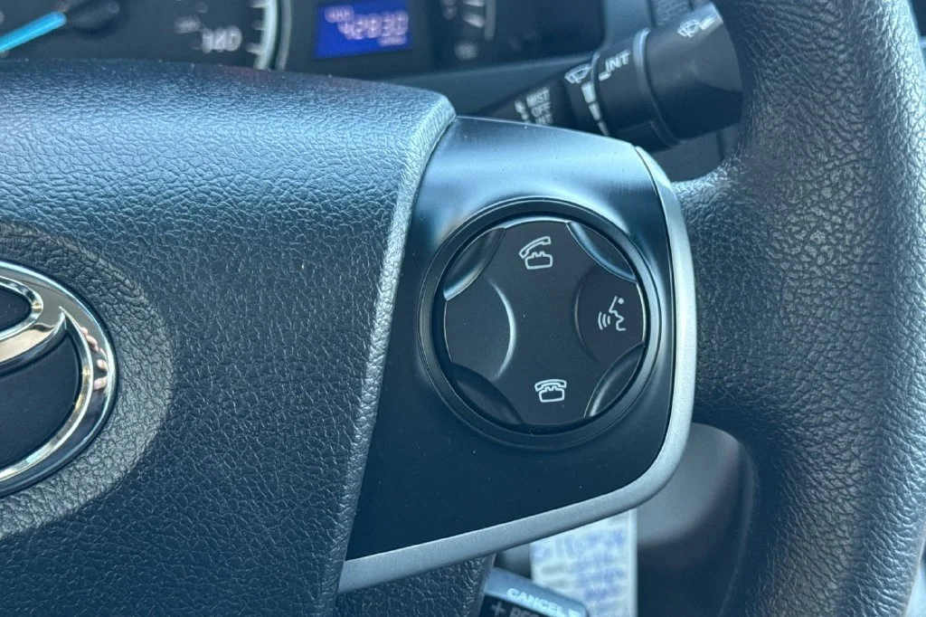 Used 2014 Classic Silver Metallic Toyota LE image 27