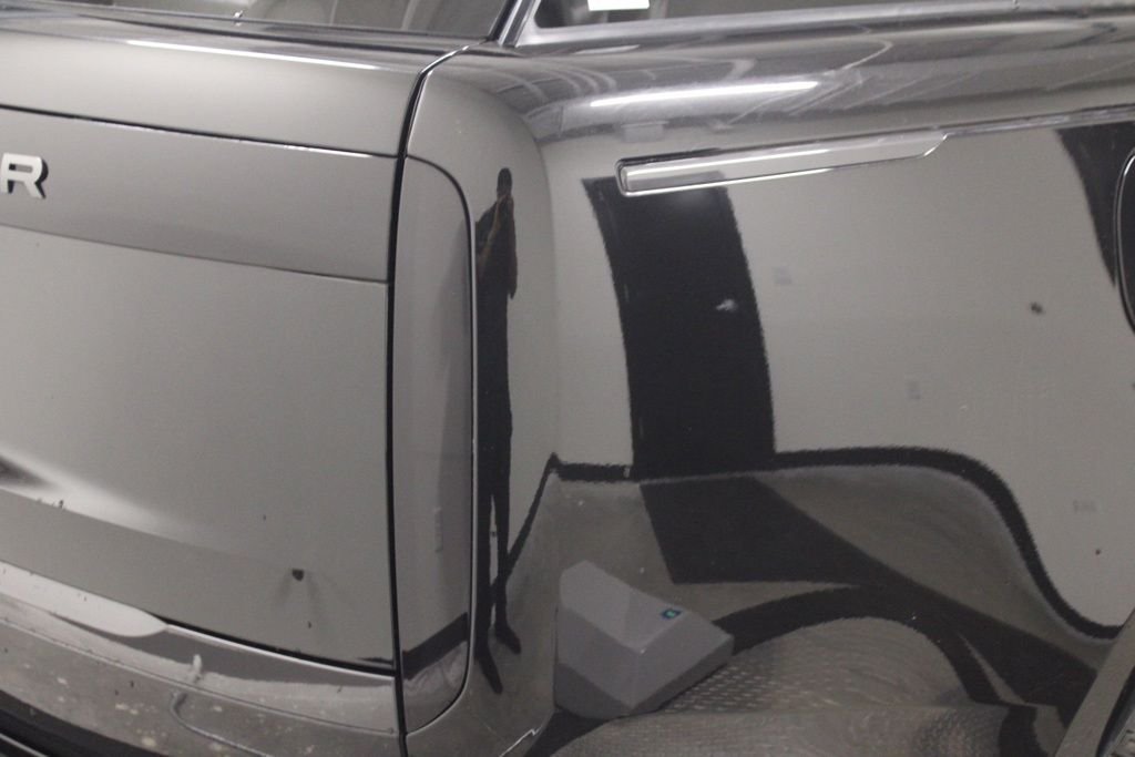 Used 2025  Land Rover SE image 9