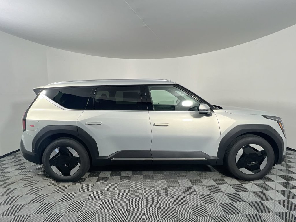 New 2026 White Kia Light image 2