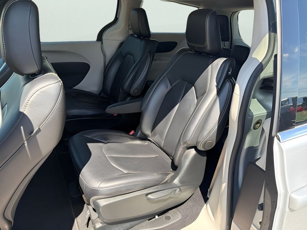 Used 2023 Silver Mist Clearcoat Chrysler Touring L image 12