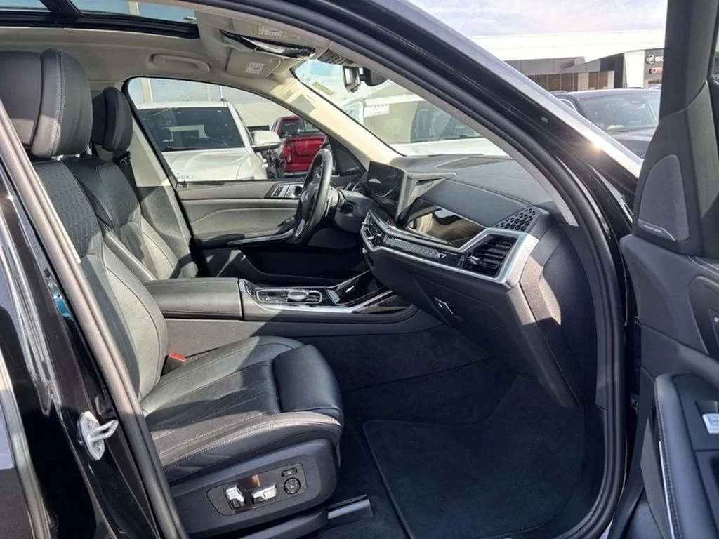 Used 2025 Black Sapphire Metallic BMW xDrive40i image 12