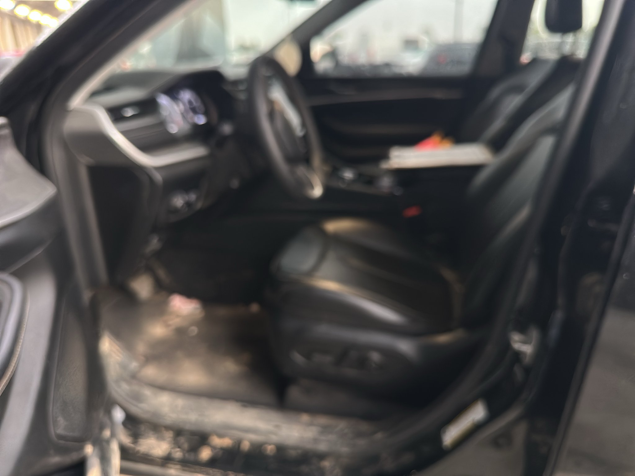 Used 2023 Diamond Black Crystal Pearlcoat Jeep Limited image 5
