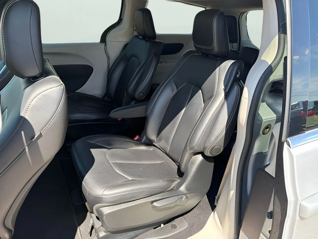 Used 2023 Silver Mist Clearcoat Chrysler Touring L image 12