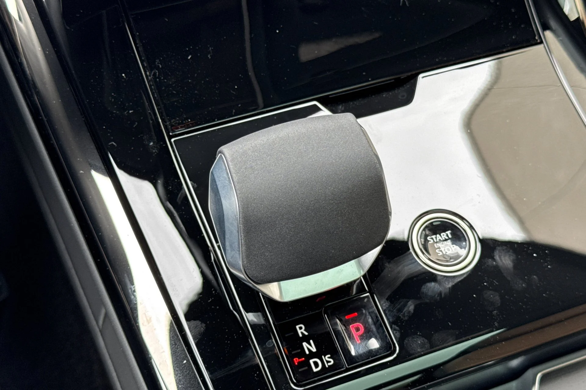 New 2026 FUJI WHITE Land Rover Dynamic SE image 24
